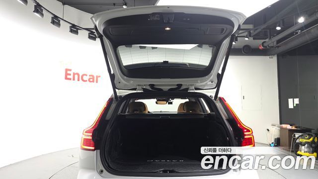 Volvo V60 Cross Country (II) B5 Pro AWD 2022 — фото 19
