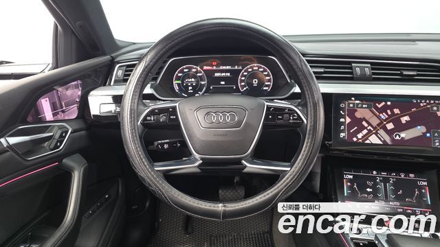 Audi e-tron 55 Quattro 2022 — фото 13