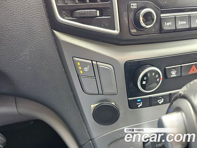 Hyundai Grand Starex Van 3-Seater Smart 2021 — фото 21