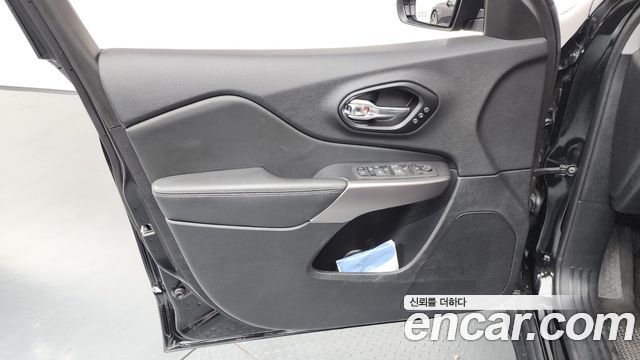 Jeep Cherokee (KL) 2.4 Limited AWD 2022 — фото 24