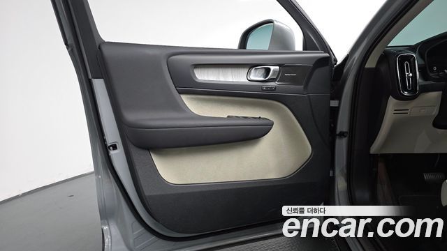 Volvo XC40 B4 Ultra Bright 2025 — фото 30