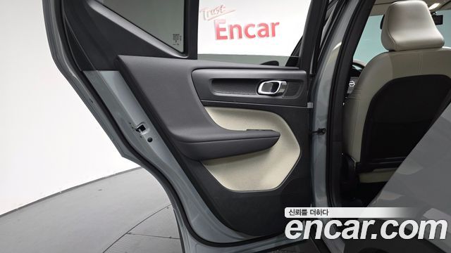 Volvo XC40 B4 Ultra Bright 2025 — фото 31
