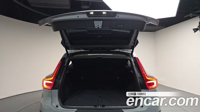 Volvo XC40 B4 Ultra Bright 2025 — фото 34