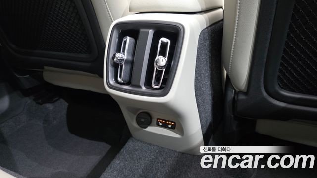 Volvo XC40 B4 Ultra Bright 2025 — фото 37