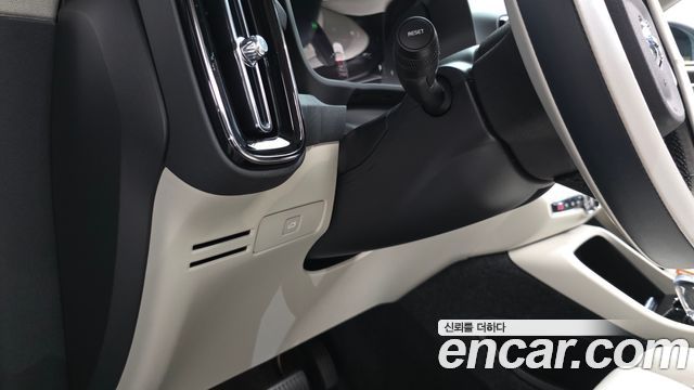 Volvo XC40 B4 Ultra Bright 2025 — фото 43