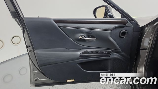 Lexus ES300h (VII) Luxury 2019 — фото 30
