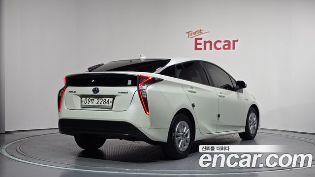 Toyota Prius (IV) 1.8 E 2018 — фото 2