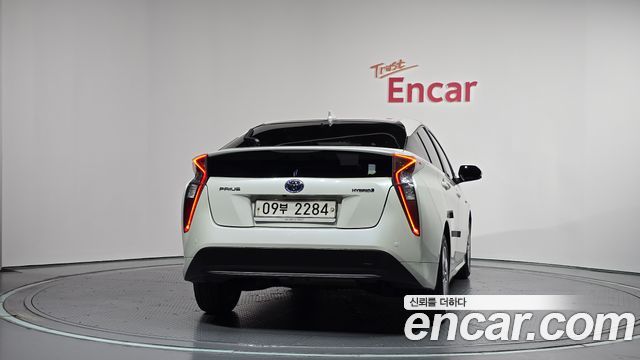 Toyota Prius (IV) 1.8 E 2018 — фото 4