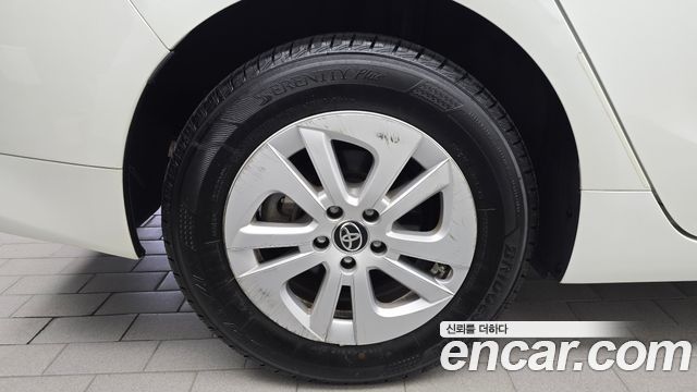 Toyota Prius (IV) 1.8 E 2018 — фото 5