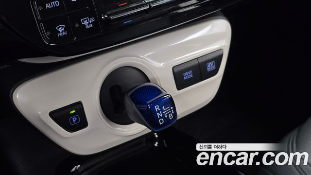 Toyota Prius (IV) 1.8 E 2018 — фото 9