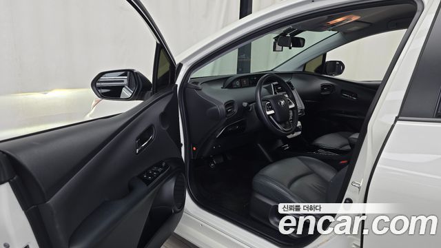 Toyota Prius (IV) 1.8 E 2018 — фото 10