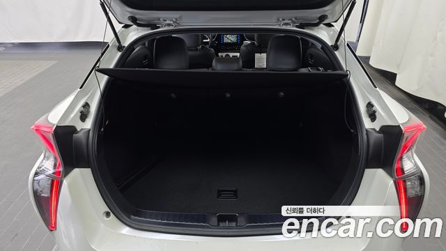 Toyota Prius (IV) 1.8 E 2018 — фото 24