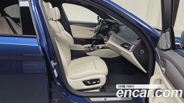 BMW 5 Series (G30) M550i xDrive 2021 — фото 15