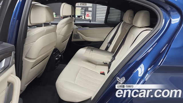 BMW 5 Series (G30) M550i xDrive 2021 — фото 16