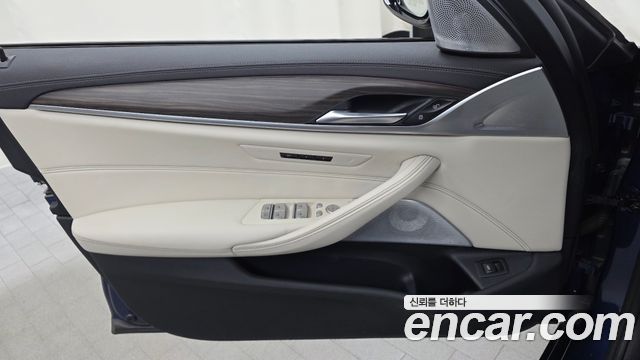 BMW 5 Series (G30) M550i xDrive 2021 — фото 30