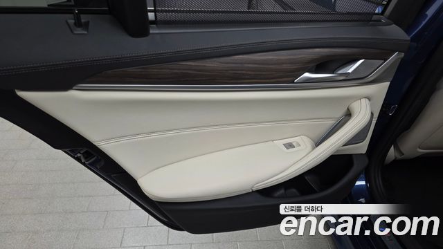 BMW 5 Series (G30) M550i xDrive 2021 — фото 31