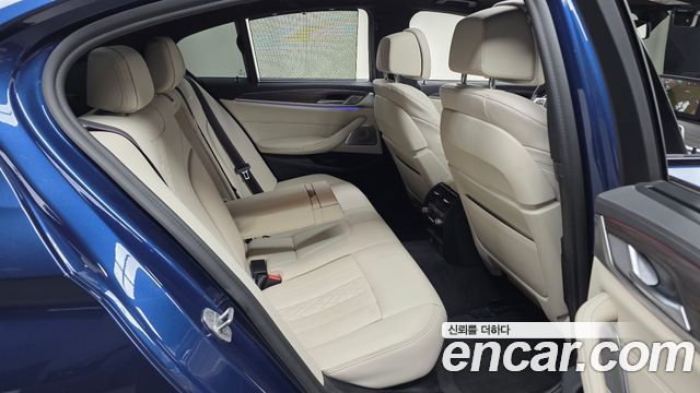 BMW 5 Series (G30) M550i xDrive 2021 — фото 32