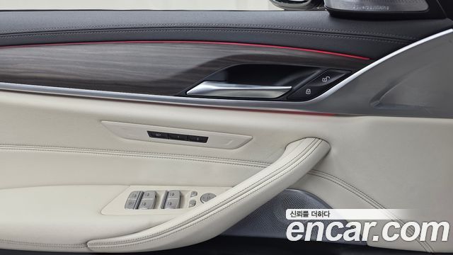 BMW 5 Series (G30) M550i xDrive 2021 — фото 34