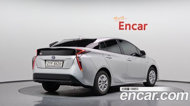Toyota Prius (IV) 1.8 E 2018 — фото 2