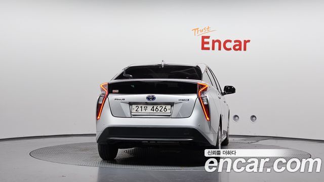 Toyota Prius (IV) 1.8 E 2018 — фото 4