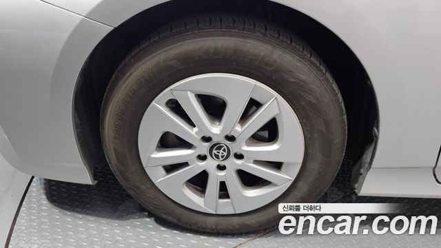 Toyota Prius (IV) 1.8 E 2018 — фото 5