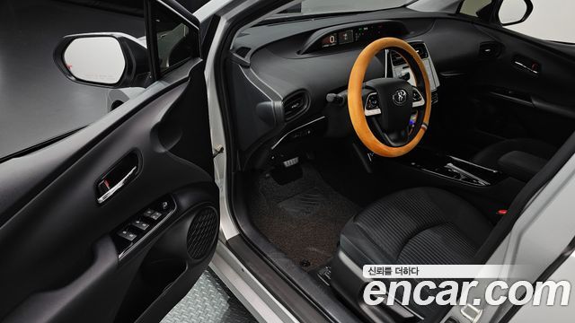 Toyota Prius (IV) 1.8 E 2018 — фото 10