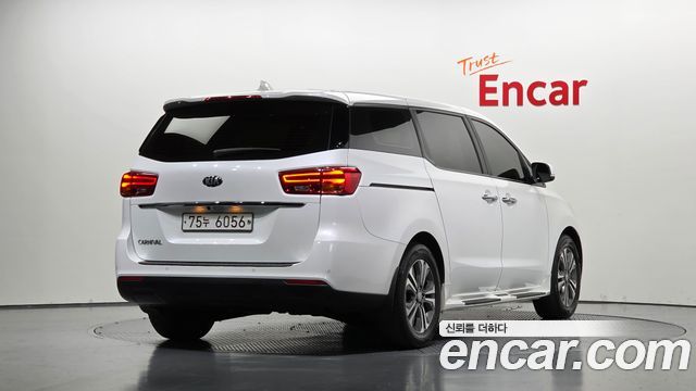 Kia Carnival 11-Seater Deluxe 2019 — фото 2