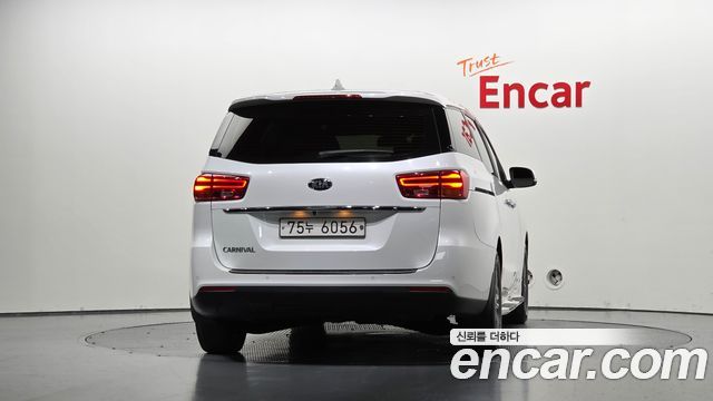 Kia Carnival 11-Seater Deluxe 2019 — фото 4