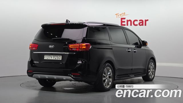 Kia Carnival 9-Seater Luxury 2020 — фото 2