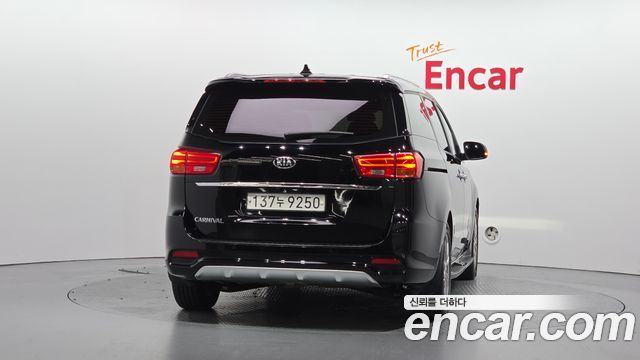 Kia Carnival 9-Seater Luxury 2020 — фото 4