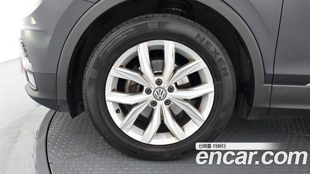 Volkswagen Tiguan (II) 2.0 TDI Premium 2018 — фото 5