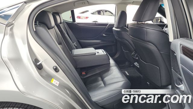 Lexus ES300h (VII) Executive 2019 — фото 11
