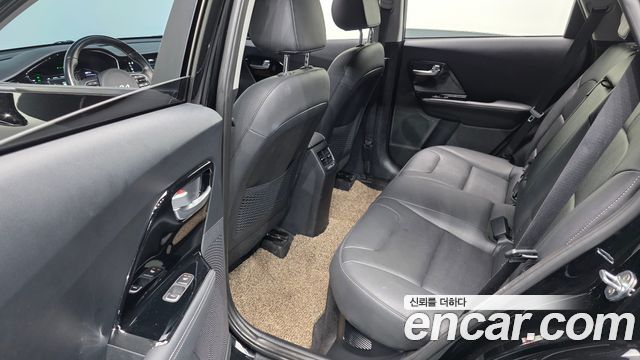 Kia Niro 1.6 HEV Signature 2022 — фото 12