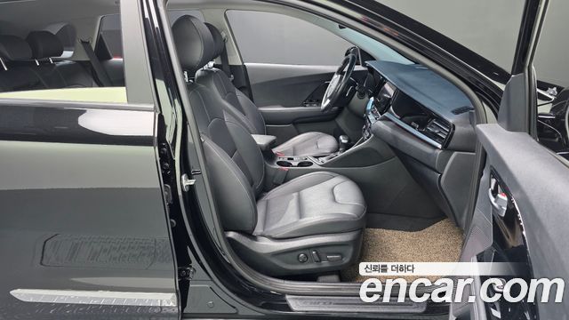 Kia Niro 1.6 HEV Signature 2022 — фото 26
