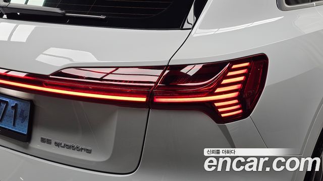 Audi e-tron 55 Quattro 2022 — фото 23