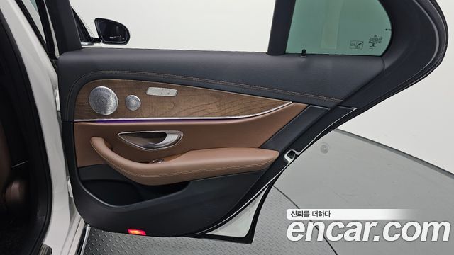 Mercedes-Benz E-Class (W213) E300e 4MATIC Exclusive 2021 — фото 25