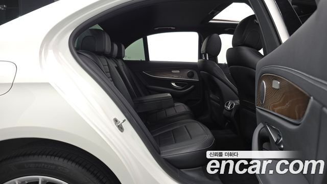 Mercedes-Benz E-Class (W213) E220d 4MATIC Exclusive 2021 — фото 12