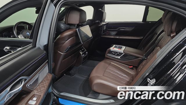 BMW 7 Series (G11) 745Le iPerformance M Sport 2022 — фото 12