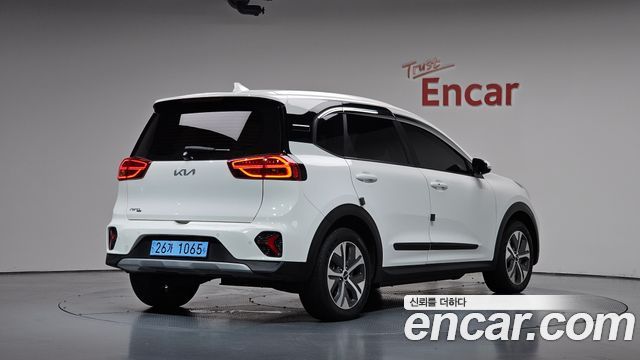 Kia Niro Plus Air 2023 — фото 2