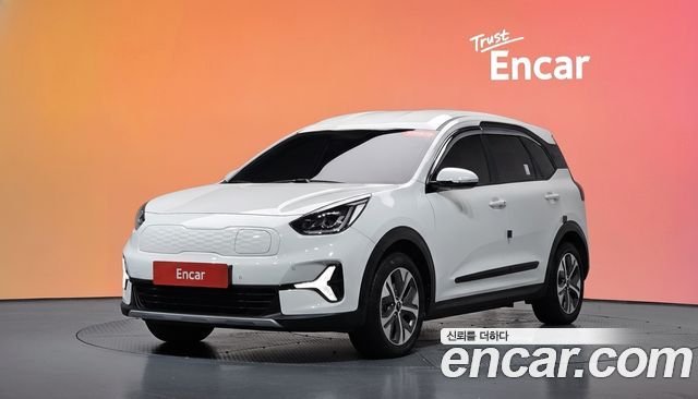 Kia Niro Plus Air 2023 — фото 1