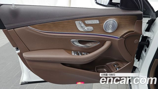 Mercedes-Benz E-Class (W213) E300e Exclusive 2019 — фото 24