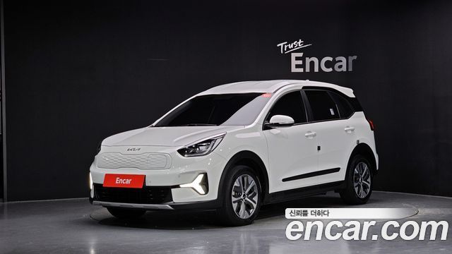 Kia Niro Plus Air 2023 — фото 1