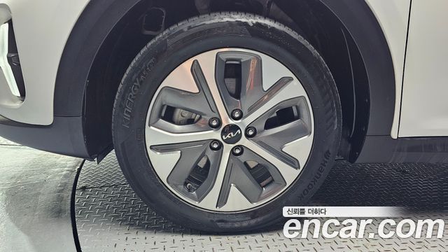 Kia Niro Plus Air 2023 — фото 5
