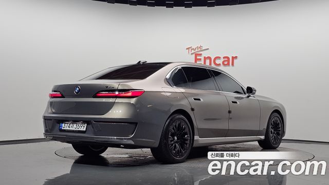 BMW 7 Series (G70) 740i sDrive Design Pure Excellence 2023 — фото 2