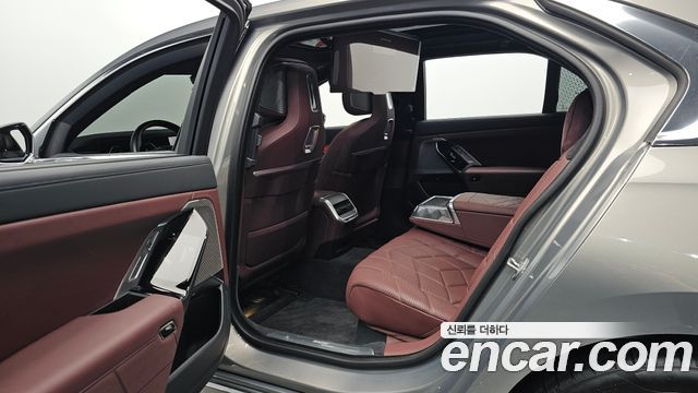 BMW 7 Series (G70) 740i sDrive Design Pure Excellence 2023 — фото 12