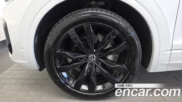 Volkswagen Touareg (III) 3.0 TDI R-Line 2023 — фото 5