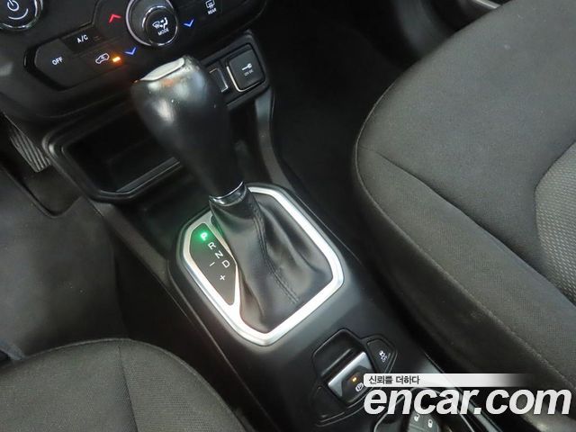 Jeep Renegade 2.4 Longitude High 2018 — фото 17