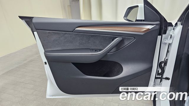 Tesla Model Y Long Range AWD 2023 — фото 24