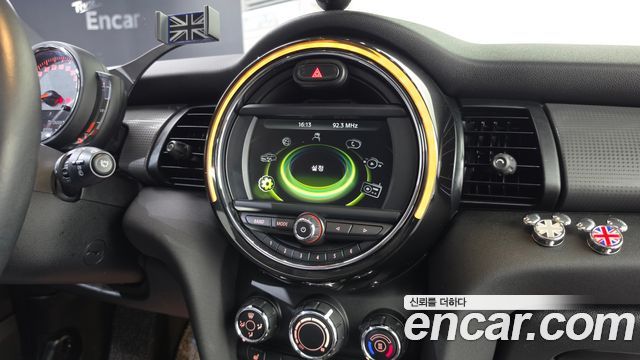 MINI Cooper D Standard 3rd 2018 — фото 13