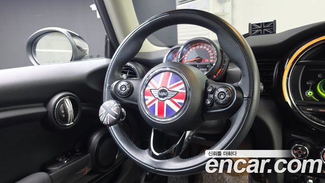 MINI Cooper D Standard 3rd 2018 — фото 14